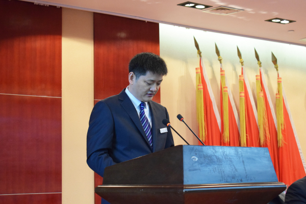 革舊立新再創(chuàng)業(yè)  全面攻堅贏決戰(zhàn) 公司三屆四次職工代表大會 暨2016年總結(jié)表彰大會隆重召開         元月一日，新年伊始，公司三屆四次職工代表大會暨2016年度總結(jié)表彰大會在濱江科技大廈隆重召開。集團董事長馬自強、生產(chǎn)系統(tǒng)副總經(jīng)理劉錦、工程公司總經(jīng)理史善淼、物流公司總經(jīng)理卞小亮等12位總部領(lǐng)導出席，各部門負責人、271名職工代表及59名獲獎代表參加會議。       會議由生產(chǎn)系統(tǒng)副總經(jīng)理劉錦主持并致開幕辭。董事長馬自強作了題為《革舊立新再創(chuàng)業(yè)，全面攻堅贏決戰(zhàn)》的年度工作報告。馬總在報告中指出，2016年是公司第三個五年規(guī)劃的承啟之年，更是變革之年，公司沿著“內(nèi)抓管理，優(yōu)化結(jié)構(gòu)”的總方針，提速集團化進程，保持了平穩(wěn)發(fā)展勢頭。在集團戰(zhàn)略規(guī)劃頂層框架下，工程公司、龍川制造和物流公司三大板塊通過優(yōu)勢對接，資源整合，取得了逆市上揚的良好業(yè)績。馬總強調(diào)，2017年是公司第三個五年規(guī)劃的決戰(zhàn)之年，更是攻堅克難的一年。全球經(jīng)濟形勢依舊復(fù)雜，市場行情回暖緩慢。全體員工要充分認識到企業(yè)生產(chǎn)成本、管理基礎(chǔ)的問題和差距，增強緊迫感，要全面深化改革，激發(fā)內(nèi)部潛能，聚焦重點工作，緊緊圍繞“以利潤為中心、劃小核算單位、人人都做經(jīng)營者、以服務(wù)市場為理念”的工作方針開展各項工作。       生產(chǎn)系統(tǒng)副總經(jīng)理劉錦、工程公司總經(jīng)理史善淼和物流公司總經(jīng)理卞小亮分別作了分公司年度工作報告。各位代表認真聽取了報告內(nèi)容，認識了問題所在，理清了工作思路，堅定了必勝信念，對全面攻堅，打贏2017年重大決戰(zhàn)充滿信心。       分組討論階段，各位代表圍繞改革和發(fā)展主題，就公司新政策、新方案及實際工作中遇到的問題展開激烈討論，為公司穩(wěn)定、健康、可持續(xù)發(fā)展積極建言獻策。       會上，副董事長尤鳳志、工程公司副總經(jīng)理胡永生分別宣讀了對“先進班組”、“先進個人”和“十佳標兵”的表彰決定，公司總部為獲獎代表頒發(fā)了獎狀和證書。大會主持人、副總經(jīng)理劉錦宣布了中高層管理人員年終測評結(jié)果。       隨后，獲獎代表和各系統(tǒng)負責人在會上發(fā)言。12時許，在鏗鏘有力的《國際歌》音樂聲中，大會勝利閉幕。